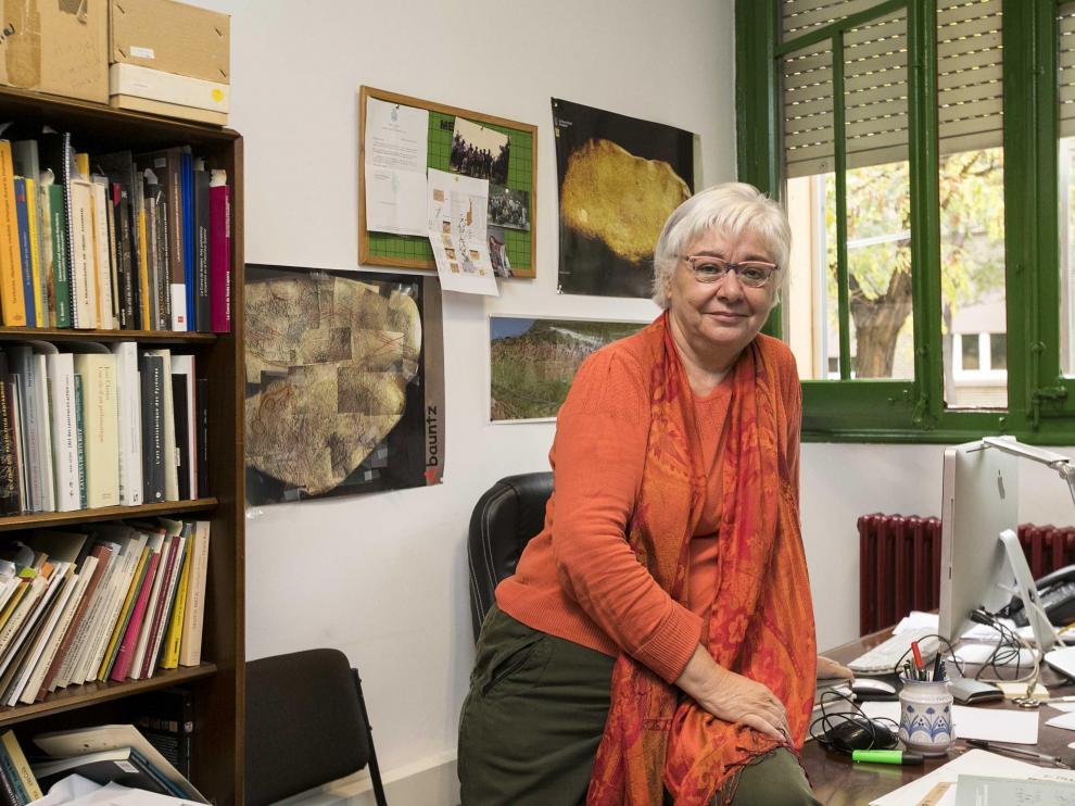 Pilar Utrilla, en su despacho de la Facultad de Filosofía y Letras.