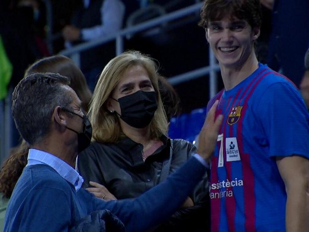 Pablo Urdangarin, saludado por sus padres, Iñaki Urdangarin y la Infanta Cristina de Borbón.