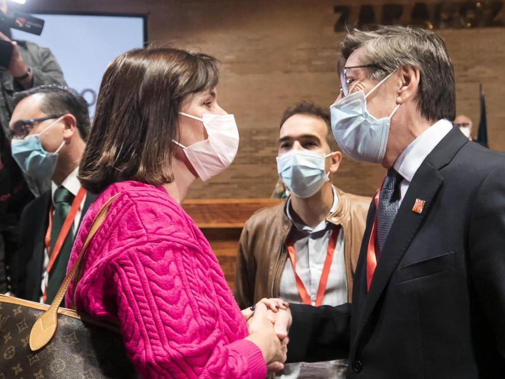 Arturo Aliaga saluda a Elena Allué al llegar al acto de clausura del congreso del PAR, este domingo en la Feria de Zaragoza.