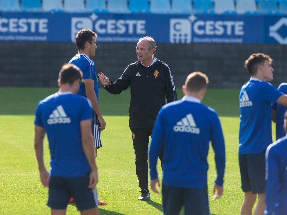 Juan Ignacio Martínez ‘Jim’, con Zapater y los demás jugadores, en el ensayo de La Romareda.