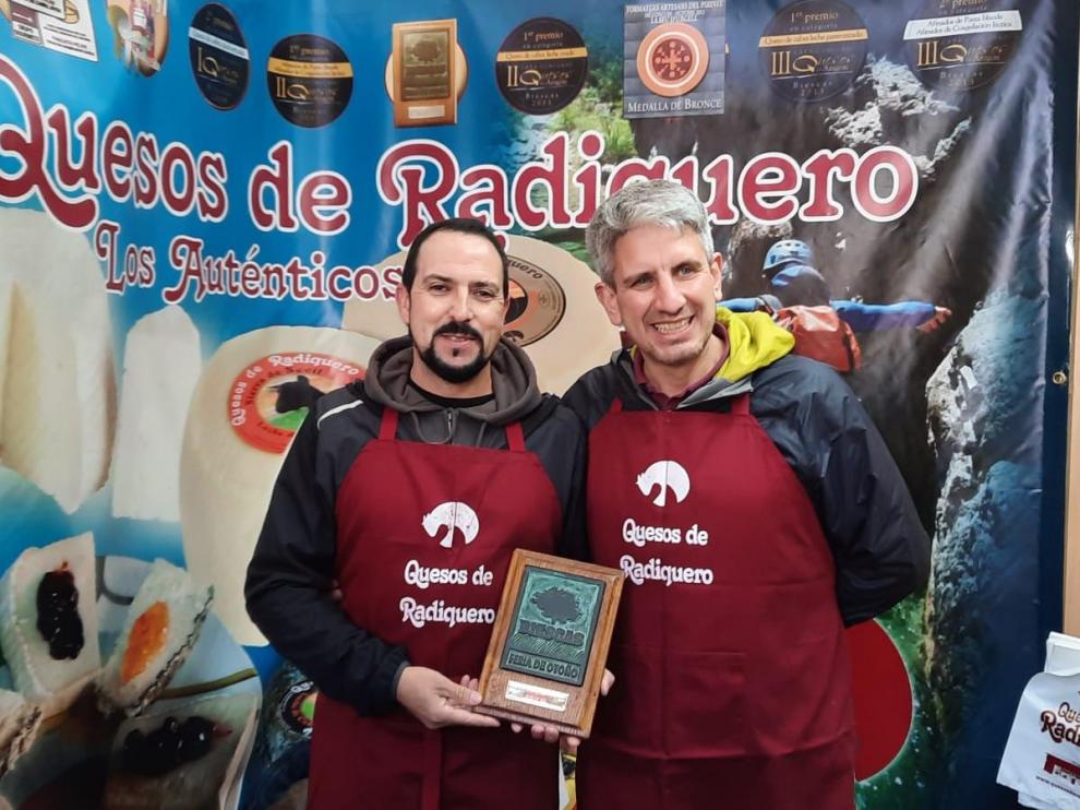 Los responsables de Quesos de Radiquero, con su premio del concurso de la Feria de Otoño de Biescas 2021.
