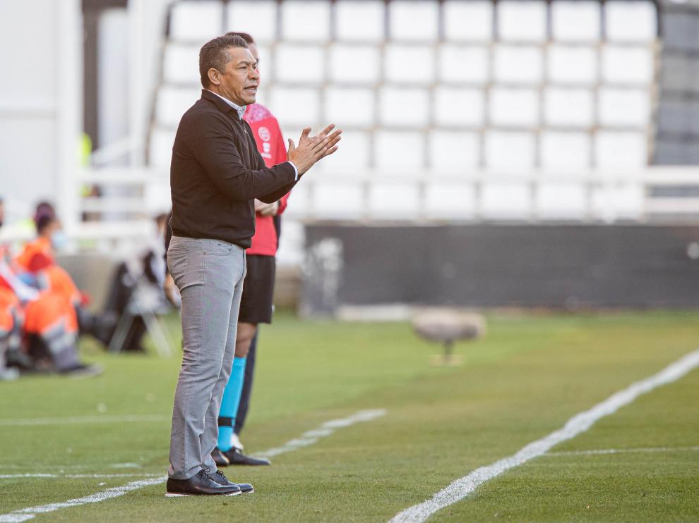 Nacho Ambriz da ánimos a sus jugadores en Burgos.