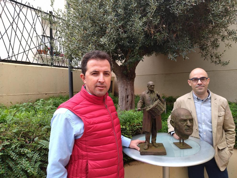 El ganador con su propuesta, junto al alcalde de Calanda
