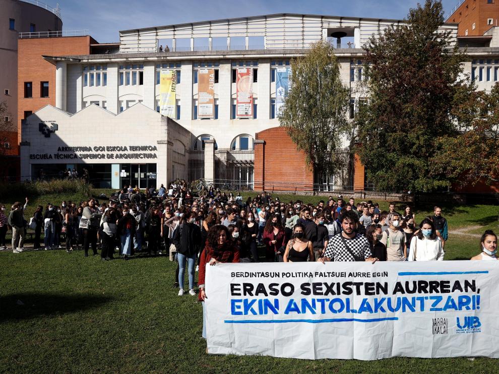 Estudiantes de la Universidad del País Vasco (UPV-EHU) han protestado este lunes en el campus de San Sebastián después de que un profesor de la Facultad de Arquitectura ha sido acusado de "una agresión sexista".