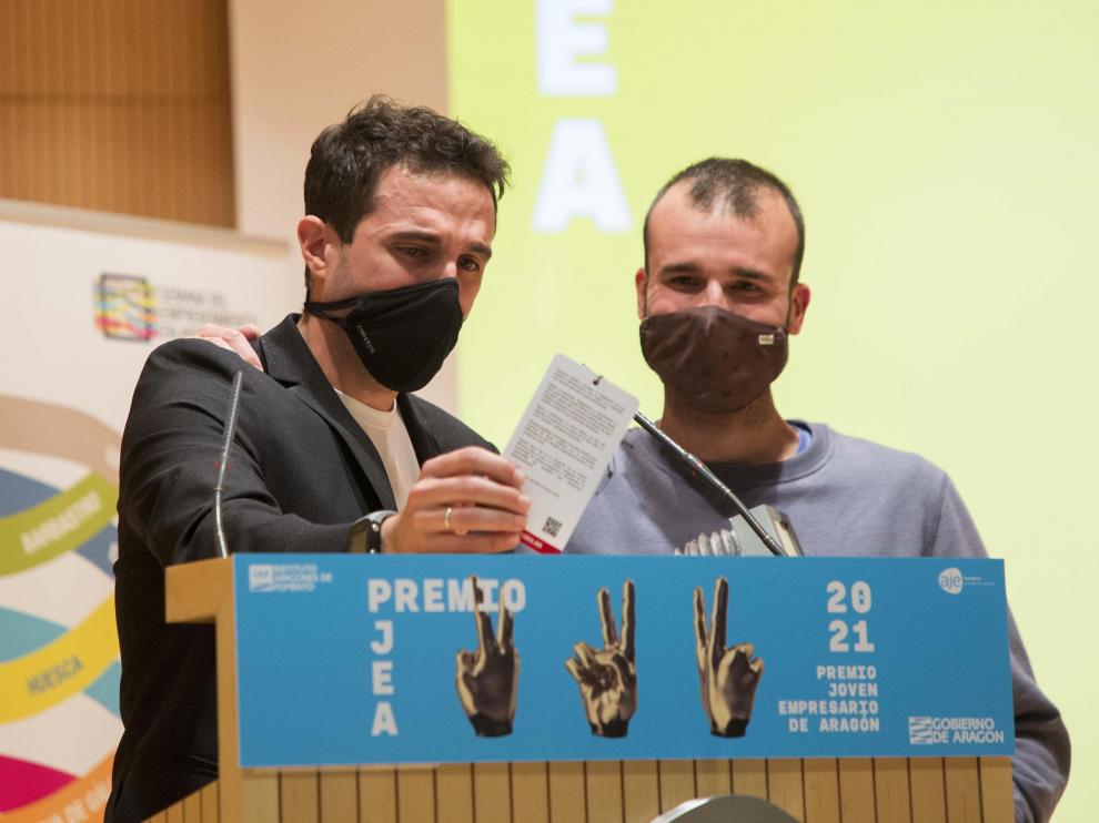 Héctor Paz, emocionado, con su socio en Imascono, Pedro Lozano, tras recibir el premio.