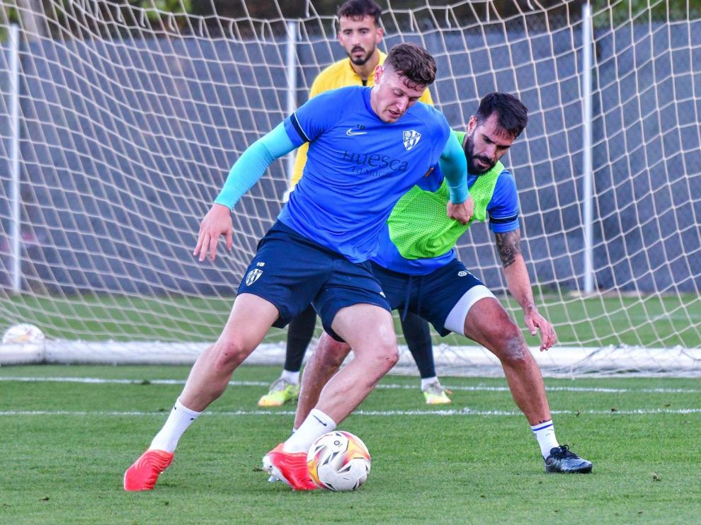 Adolfo Gaich intenta marcharse de Insua durante el entrenamiento de este martes.