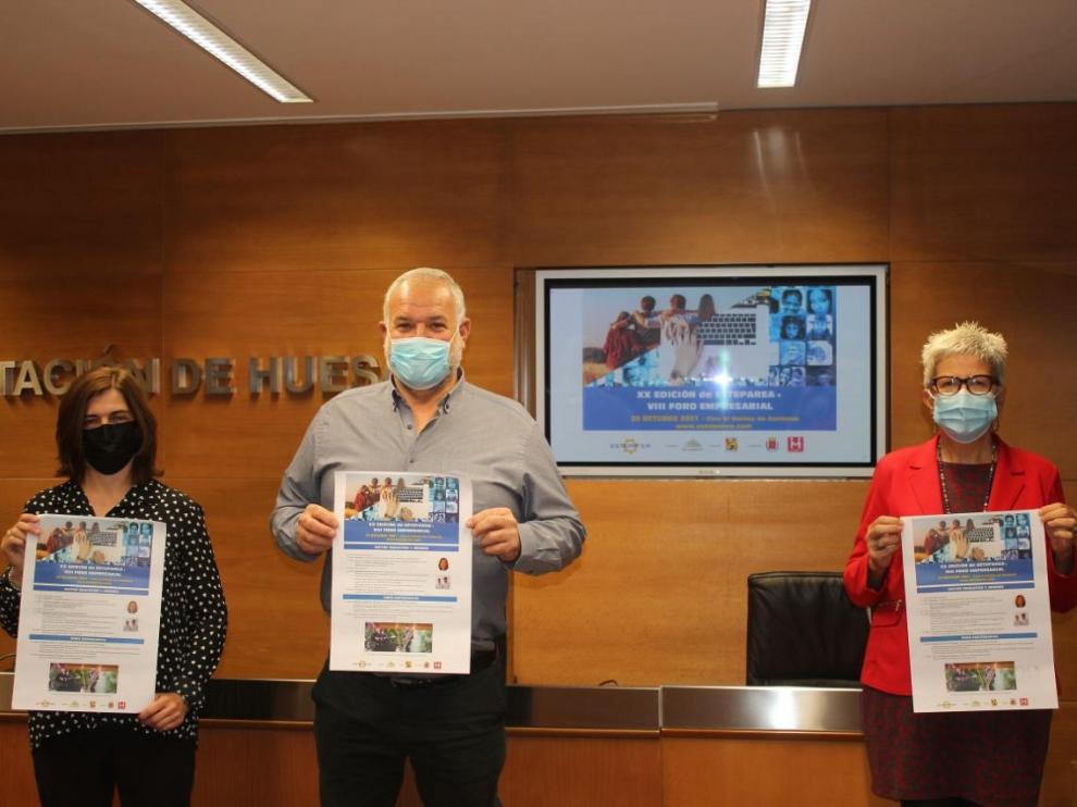 El presidente de la Comarca de Los Monegros, Armando Sanjuan, junto a la consejera de Desarrollo, Montse Ordovás (izquierda), y la presidenta de Monegros Empresarial, María Jesús Laguna.