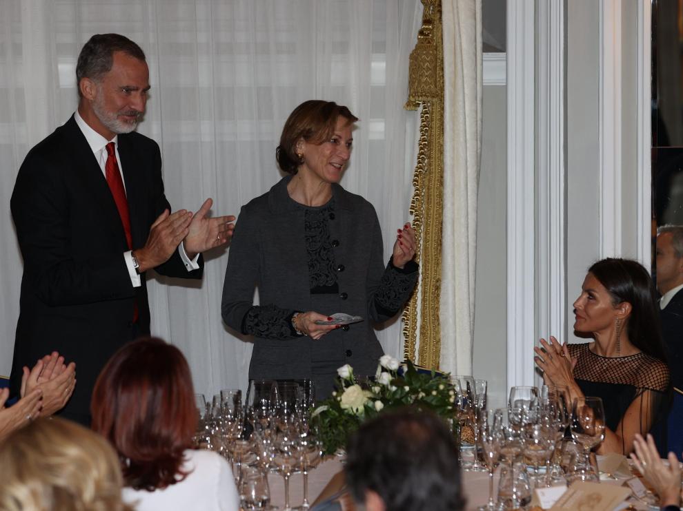 La periodista e historiadora estadounidense Anne Applebaum (c), tras recibir este martes en Madrid el premio de periodismo "Francisco Cerecedo" de manos del rey Felipe VI (i)
