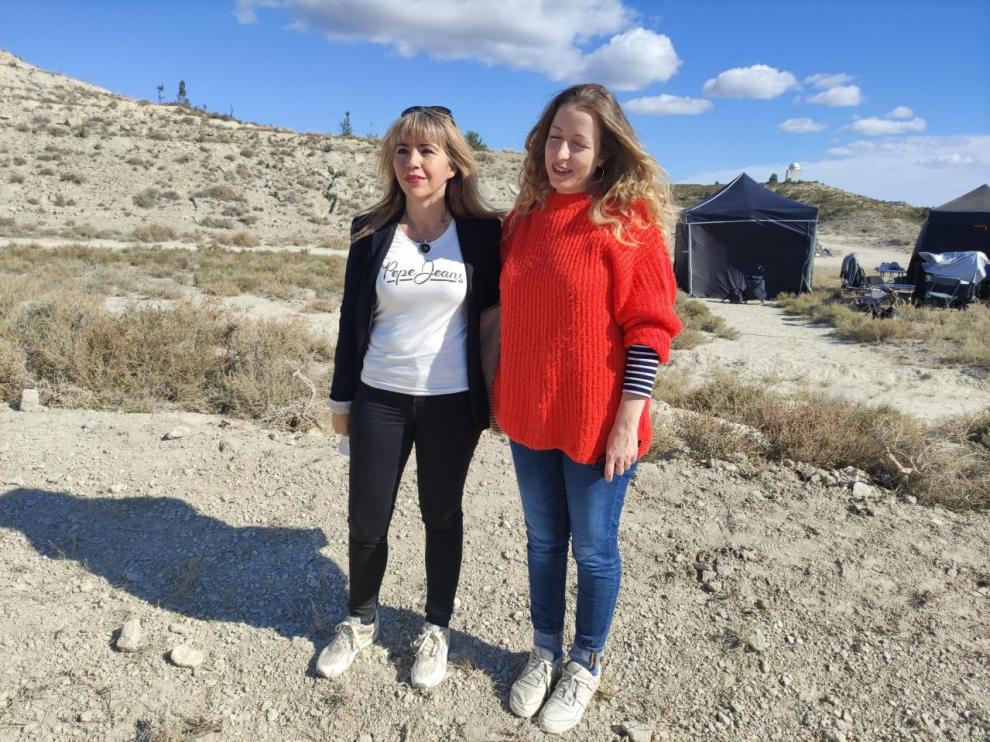 Natalia Arazo y Pilar Palomero, el pasado viernes en el campo de fútbol de Monegrillo.