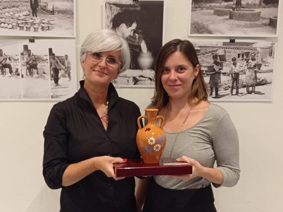 Susana Martín (izquierda) presidenta de Artesanos de Aragón, e Inés Peña, comisaria de CERCO.