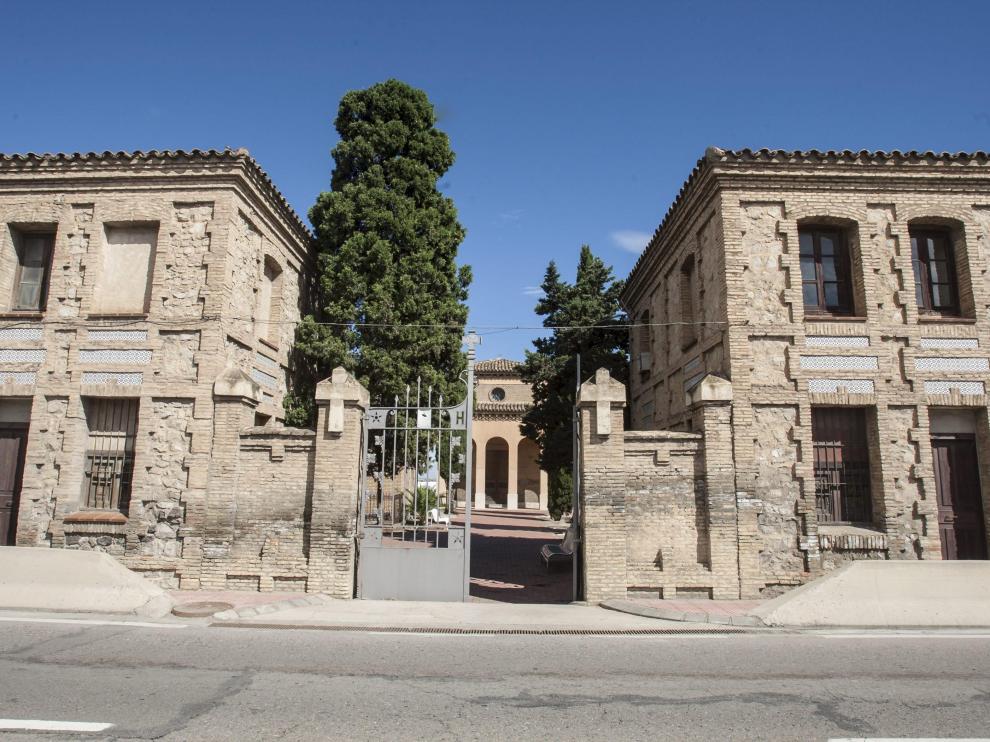 Acceso al cementerio de La Cartuja, a la salida de la ciudad por la carretera de Castellón.