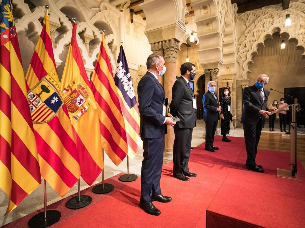 El presidente de las Cortes de Aragón, Javier Sada, habla a Salvador Navarro, Ricardo Mur, Josep Sánchez Llibre y Carmen Planas, presidentes de las patronales de la Comunidad Valenciana, Aragón, Cataluña y Baleares respectivamente.