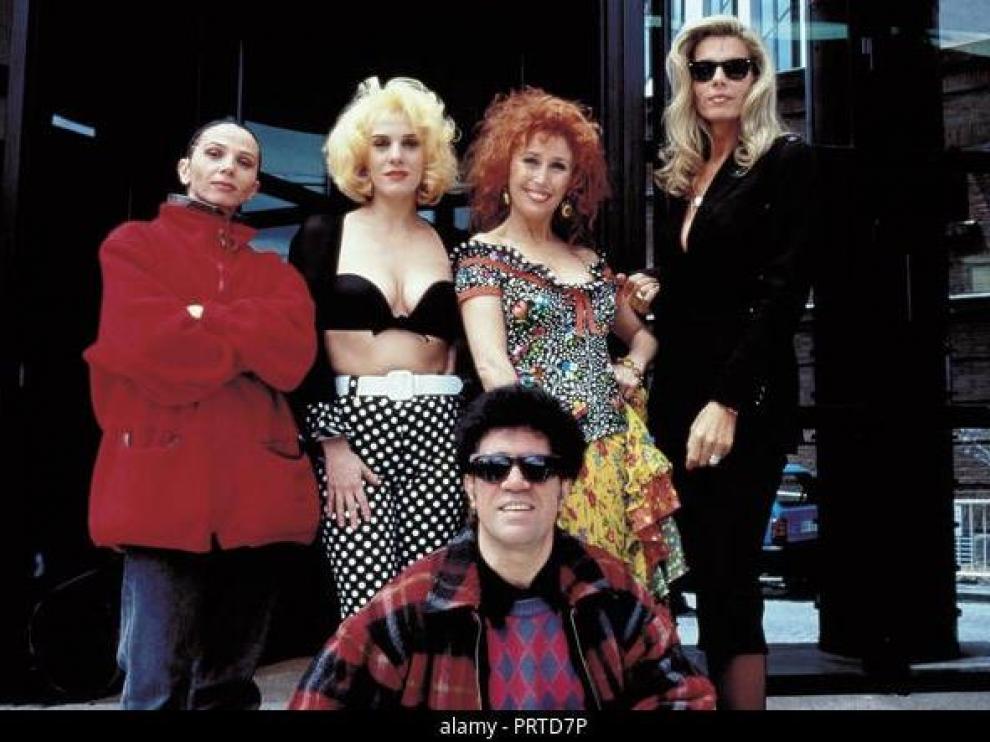 De izquierda a derecha, Victoria Abril, una debutante Anabel Alonso, Verónica Forqué y Bibiana Fernández (entonces Bibi Andersen) junto a Pedro Alodóvar, en el rodaje de 'Kika'.
