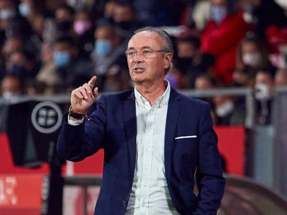 Juan Ignacio Martínez, el lunes en Gerona, dando instrucciones a sus jugadores durante el partido.