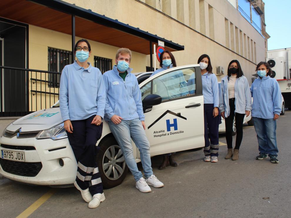 Parte del equipo de Enfermería de Hospitalización a Domicilio, con uno de los tres coches que utilizan para viajar a los pueblos.