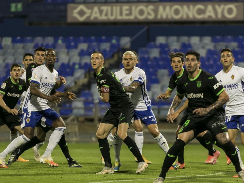 Lance del partido Real Zaragoza-Leganés de la liga pasada, en mayo, el que fue el último del torneo con victoria madrileña por 0-5.
