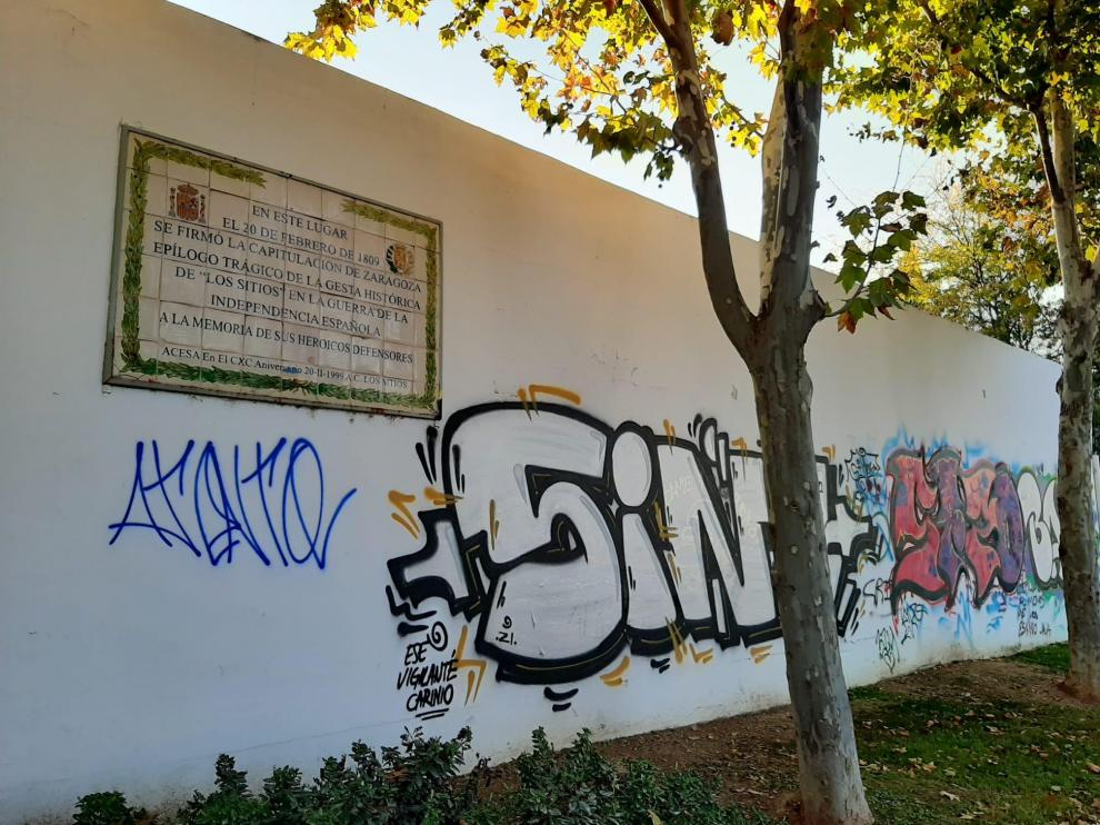 Aspecto del muro donde descansa la placa que recuerda la capitulación de Los Sitios de Zaragoza.