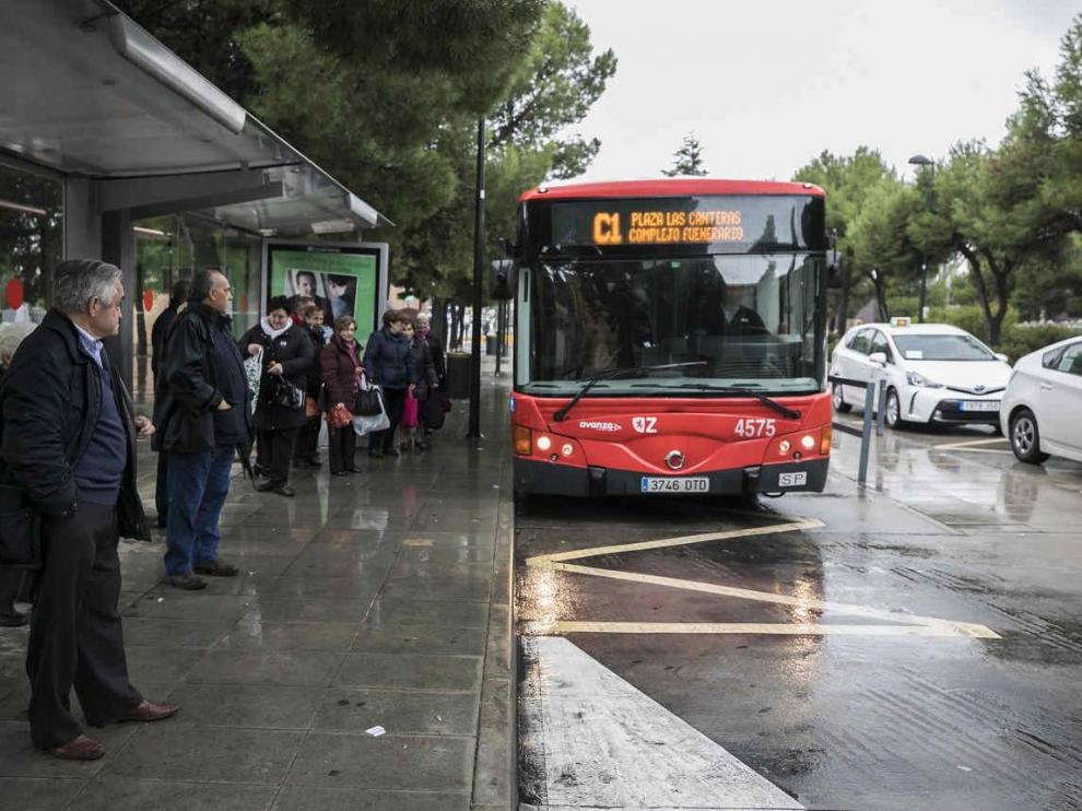 Autobús C1 que va de la plaza de las Canteras al cementerio de Torrero de Zaragoza.