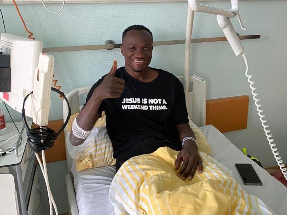 El exzaragocista Raphael Dwamena, en el hospital tras sufrir un desvanecimiento.