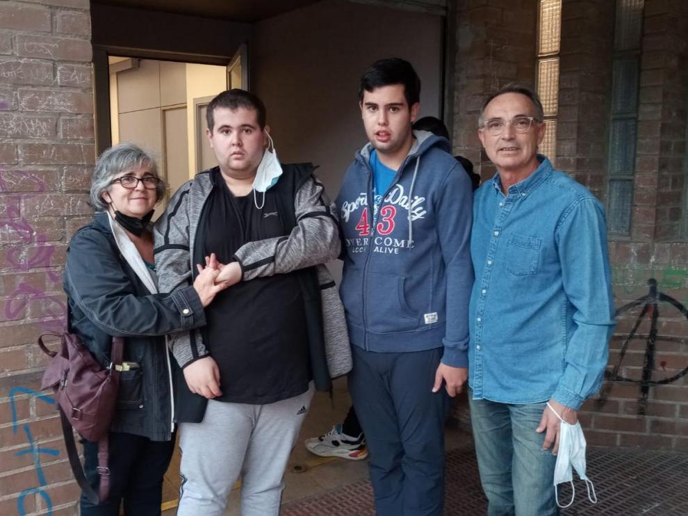 Marisa Casión con su hijo Diego y Juan Cebrián con su hijo Javier, ambos con autismo.