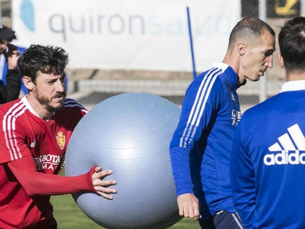 Petrovic, en un ejercicio con un balón gigante con Cristian Álvarez.