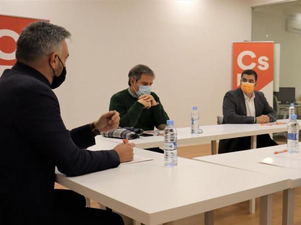 El ya excoordinador provincial, Javier Zárate, junto a Daniel Pérez Calvo, en una reunión con el secretario nacional de Organización, Borja González, en la sede de Zaragoza, en diciembre del año pasado.