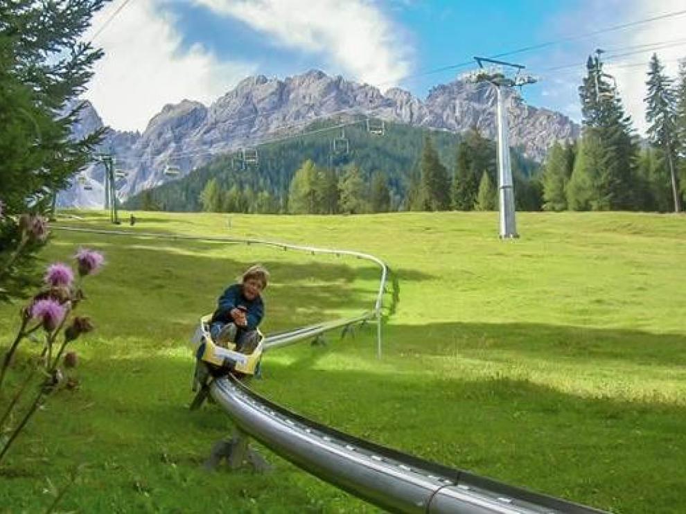 Será un tobogán monorraíl como el de la imagen, que corresponde al de Mountain Coaster ‘Revelstoke’ de Canadá. Este es de menores dimensiones: 1,4 km y una velocidad de hasta 42 kilómetros.