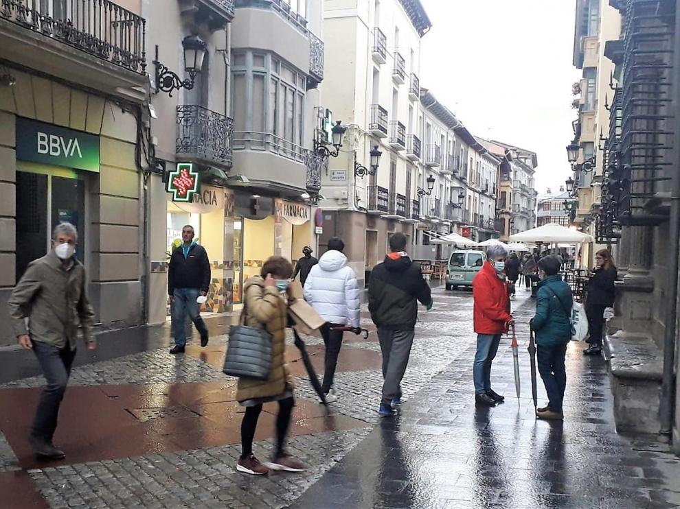 Ambiente en la calle Mayor de Jaca este viernes por la tarde, pese a la lluvia.