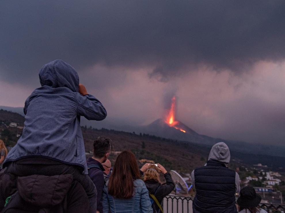 El volcán de Cumbre Vieja en La Palma se ha convertido en este puente en un gran atractivo turístico