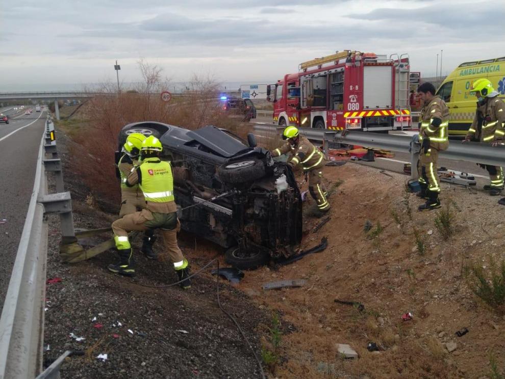 Los bomberos trabajan en la excarcelación del herido en el accidente.