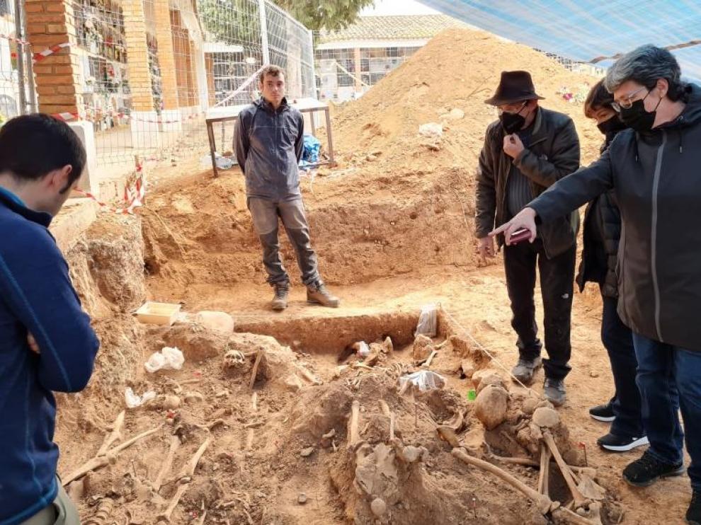 Marisancho Menjón visita los trabajos de exhumación en el cementerio de Belchite