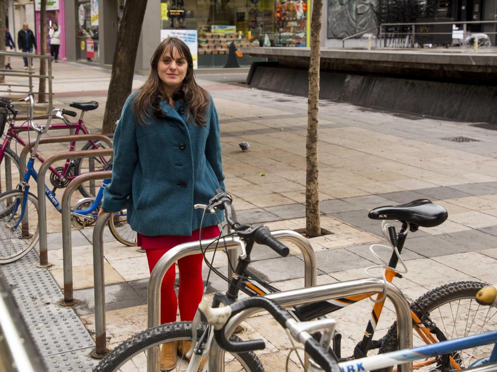 Soraya Lema, en el sitio donde le robaron la bicicleta.