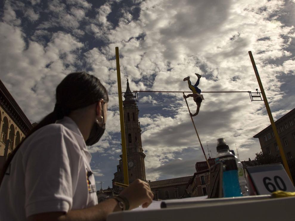 Salto de pértiga en la plaza del Pilar