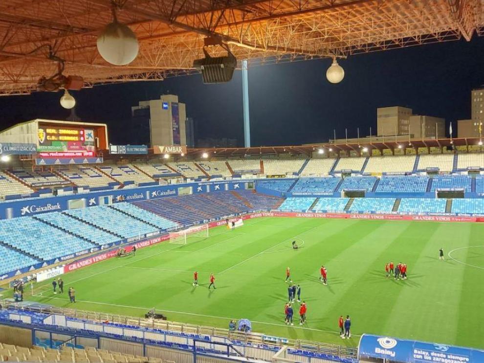 Los jugadores del Real Zaragoza y el Mirandés, una hora y media antes del comienzo del partido en La Romareda.