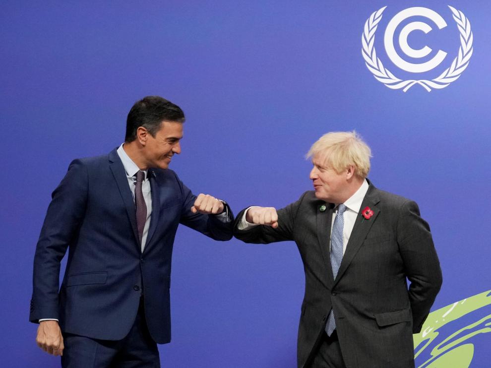 Britains Prime Minister Boris Johnson greets Spains Prime Minister Pedro Sanchez during arrivals at the UN Climate Change Conference (COP26) in Glasgow, Scotland, Britain, November 1, 2021. Alastair Grant/Pool via REUTERS?[[[REUTERS VOCENTO]]] CLIMATE-UN/