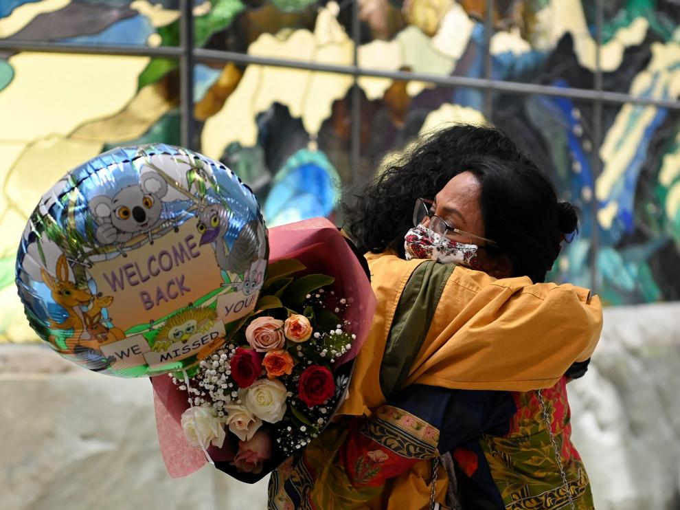 Familias reunidas en el aeropuerto de Sidney tras el cierre de fronteras por el coronavirus en marzo de 2020.