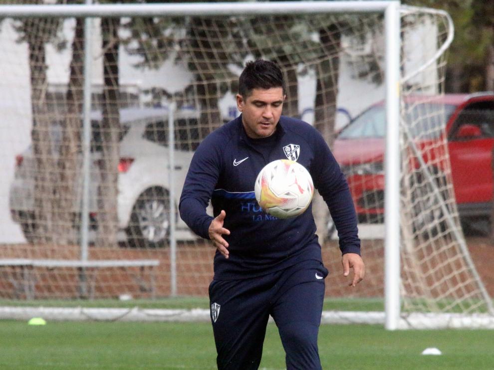 Xisco da toques a la pelota durante un entrenamiento de la SD Huesca.