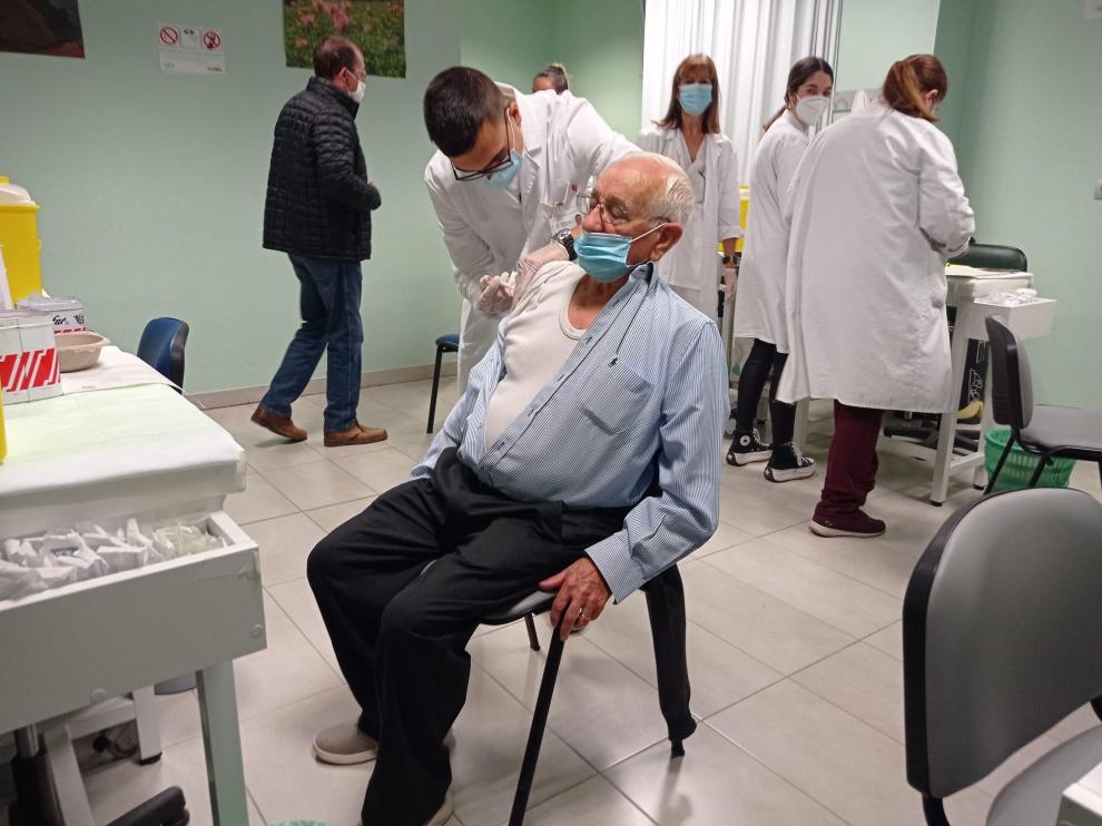Un ciudadano se vacuna contra la gripe y la dosis de refuerzo de la covid en el centro de salud Almozara.