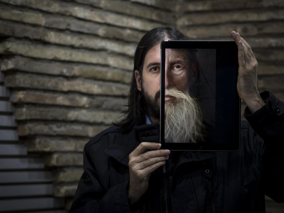 El zaragozano Jaime Sanjuán, con el iPad en el que pinta con sus dedos, en el que puede verse el detalle de una de sus obras.