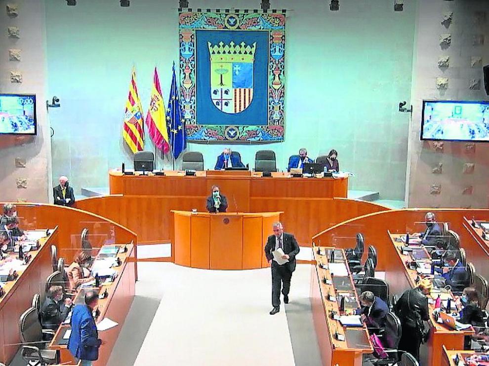 Un momento de la comparecencia del consejero Joaquín Olona en el pleno de las Cortes de Aragón, el pasado jueves.