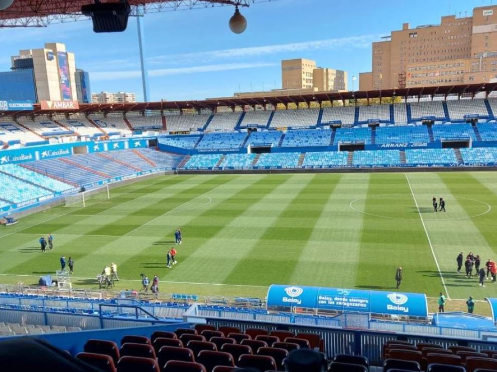 Los jugadores del Real Zaragoza y el Sporting de Gijón hora y tres cuartos antes del inicio del partido de este domingo en La Romareda.