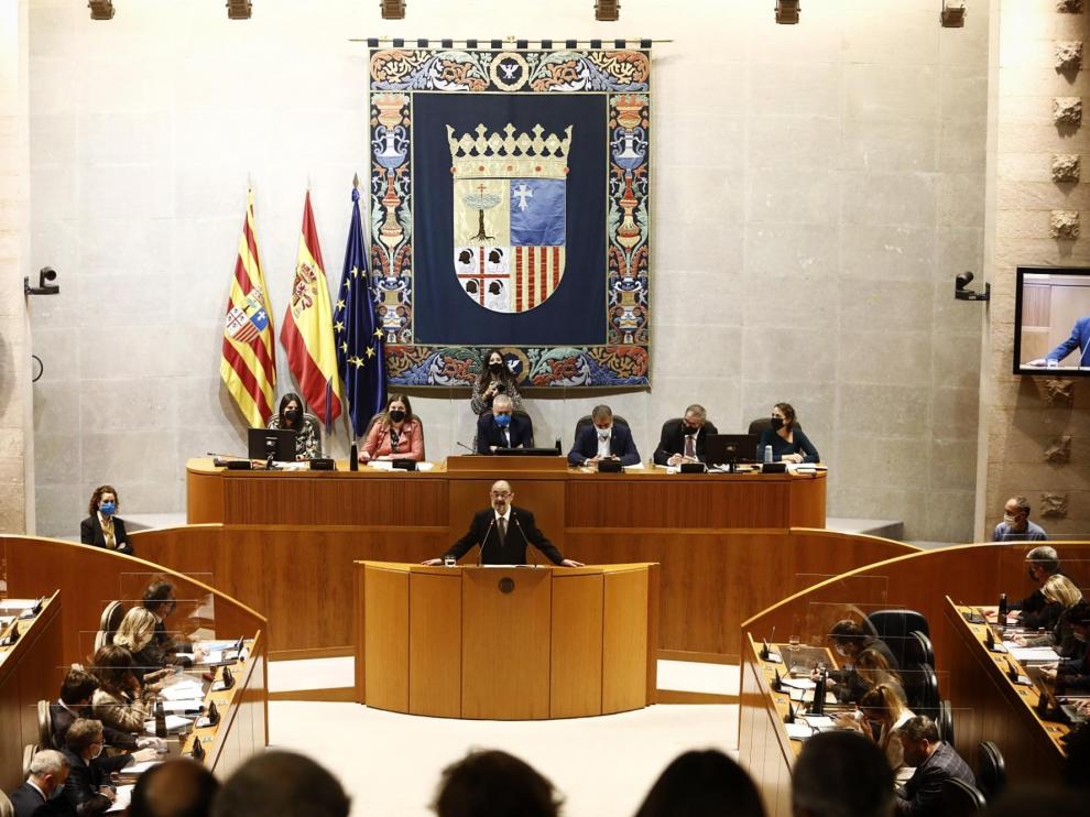 Lambán, en un momento de su discurso en las Cortes.