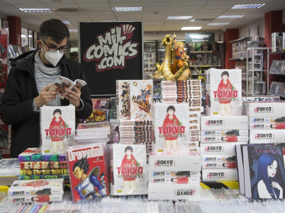 Un lector hojea un ejemplar de manga en Milcomics.com, cuya sección especializada en cómic japonés está preparada ya para el lanzamiento de ‘Tokyo Revengers’.