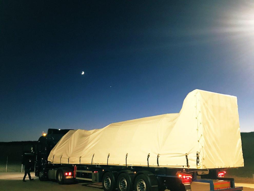 El cohete Miura 1, con la rampa de lanzamiento, subido a un camión en el aeropuerto de Teruel para viajar a Madrid.