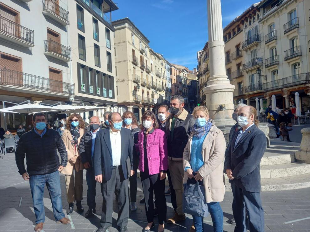 Elena Allúe, con militantes del sector crítico en la plaza del Torico.