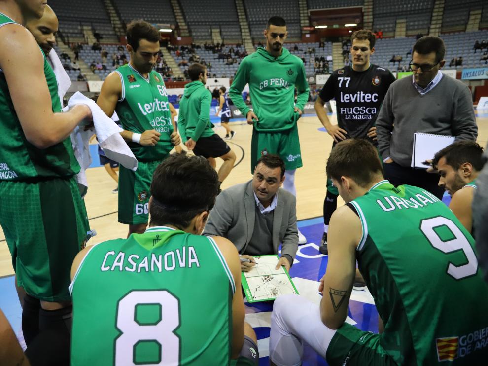 Sergio Lamúa da instrucciones a sus jugadores del Levitec Huesca La Magia durante la visita al Gipuzkoa.