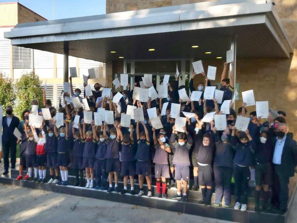 Los alumnos de los colegios Montearagón y Sansueña con los certificados de Cambridge.
