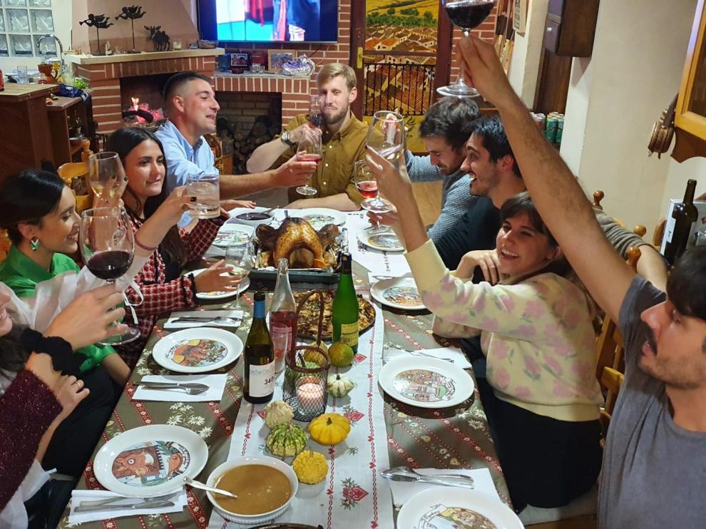 Un grupo de zaragozanos brinda antes de hincarle el diente a su cena por Acción de Gracias.