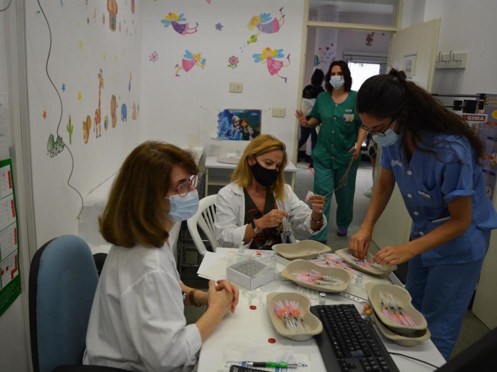 Varias enfermeras preparan las dosis de vacunación de la covid en el Centro de Salud Arrabal.