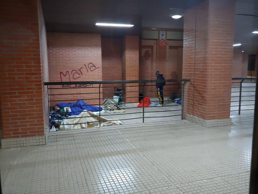 Algunas personas sin hogar duermen en los inmuebles próximos al parque Bruil.